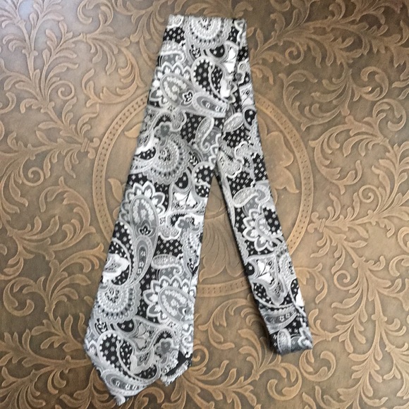 Black and Silver Grey Geoffrey Beene Vintage Tie - Picture 7 of 9